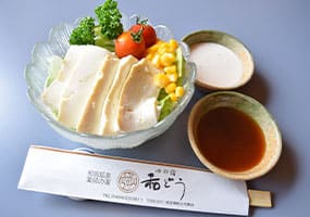 秩父豆腐のサラダ